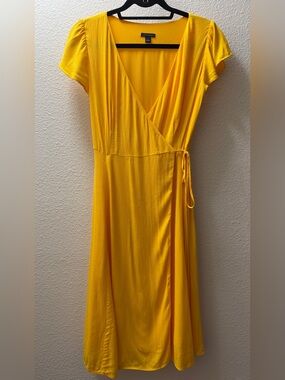 NWOT Ann Taylor Yellow Viscose Wrap Midi Dress Flutter Sleeve Size 0 Boho Luxe